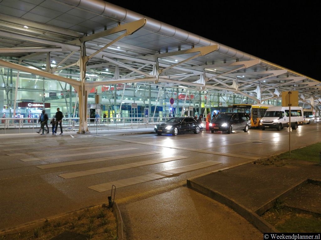 Het vliegveld  ligt ongeveer 30 minuten rijden van het centrum van Lissabon. Vanaf het vliegveld kun je met de bus, de metro of met de taxi naar je hotel in de binnenstad.Tip: Het vliegveld van Lissabon.